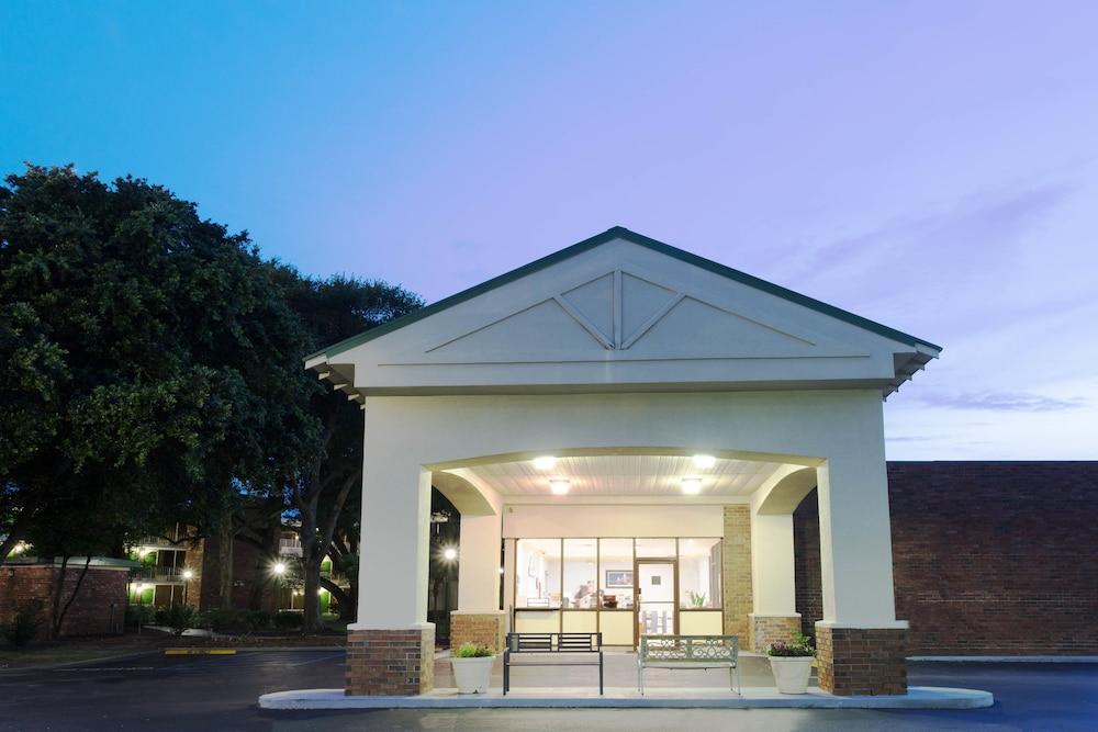 Days Inn By Wyndham Mt Pleasant-Charleston-Patriots Point Kültér fotó
